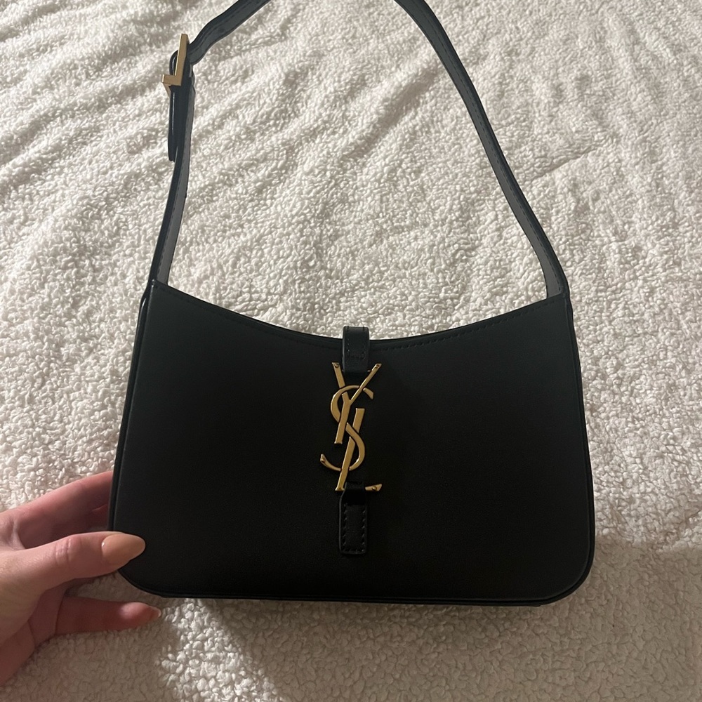 Saint Laurent LE 5 À 7